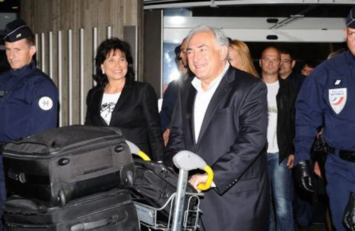 Ông Strauss-Kahn trở về Pháp