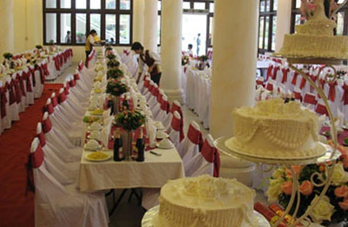 Bức bối dịch vụ ăn theo mùa cưới