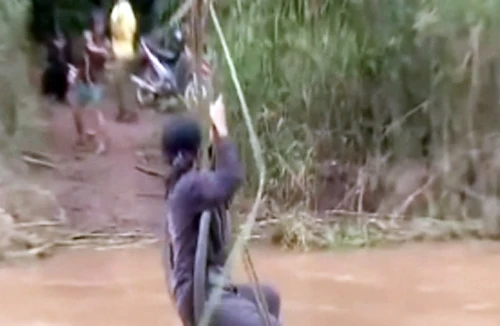 Đu dây qua sông bằng cáp tự chế