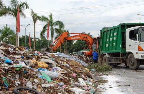 2.000 tấn rác tươi “phơi” trên phố 