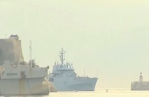 Tàu tuần dương đưa người tị nạn rời Libya