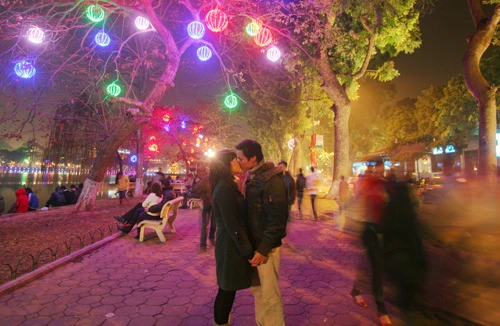 Đề xuất phố đi bộ quanh hồ Gươm từ ngày 1-12