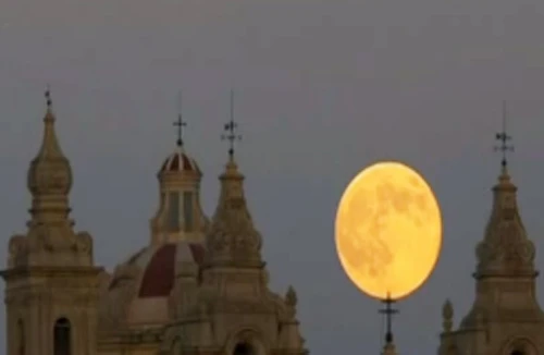 Siêu trăng rọi sáng khắp thế giới