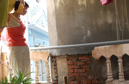 Xây “tháp nghiêng” nứt nhà hàng xóm