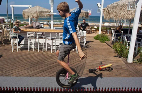 Đi xe một bánh trên miệng chai 