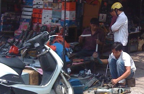 Đi sửa xe máy - coi chừng bị “móc túi”
