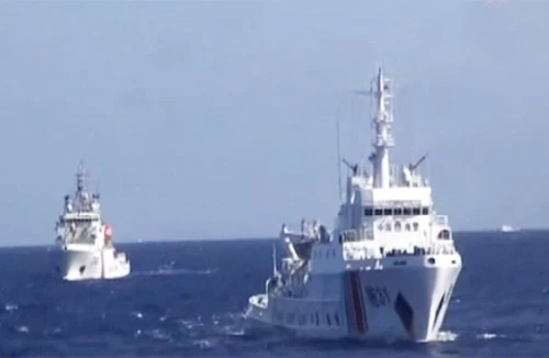 Tàu Trung Quốc tạo hình vòng cung chặn tàu Việt Nam