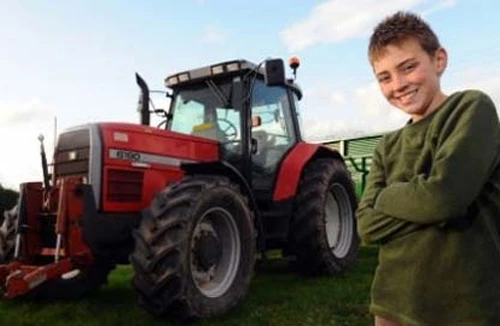 Cậu bé cứu bố thoát chết