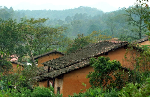 Những ngôi nhà đất dưới chân Mẫu Sơn