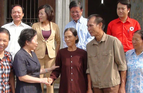 Tặng quà nạn nhân chất độc da cam 