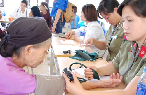 “Thắp lửa tình nguyện vì nhân dân phục vụ” 