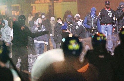 Biểu tình thành bạo động 