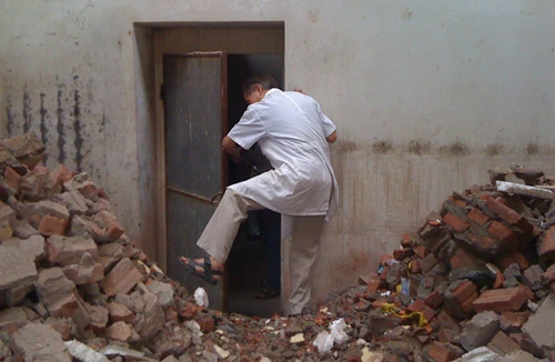 Bị “giam” ngay trong nhà mình