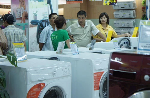 Xả hàng, giảm giá vẫn không… đắt