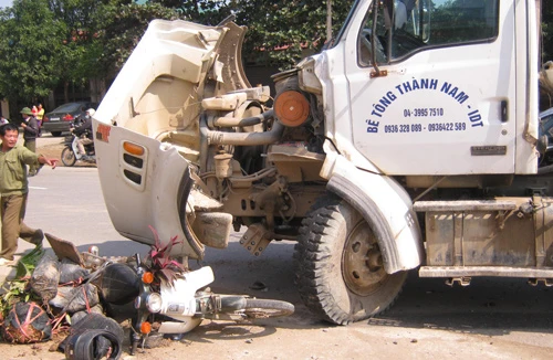 Xe máy nằm dưới xe bồn