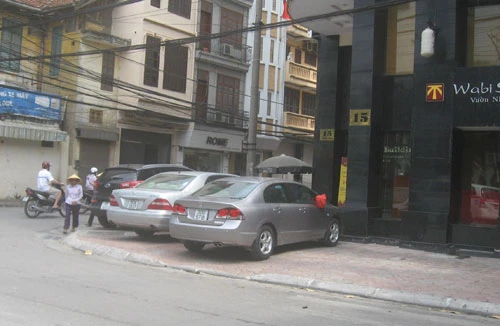 “Cát cứ” vỉa hè