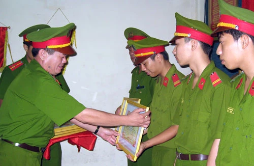 Khen thưởng CBCS chữa cháy giỏi, cứu người nhanh