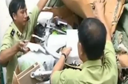 Tạm giữ lô xe đạp điện và bình ắc-quy có dấu hiệu nhập lậu