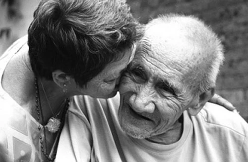 Càng già càng lười hôn