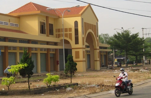 Xây xong 8 năm, chợ nằm… đắp chiếu