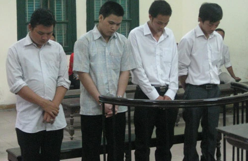 Nhóm “đại gia đi xe taxi” hầu tòa