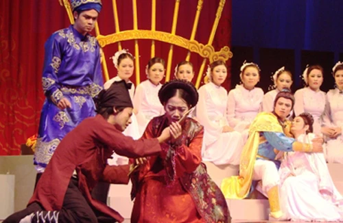 “Hy sinh” nữ tính