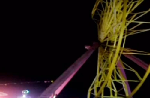 Cabin đu quay đứt rời, 3 bố con bị rơi xuống đất