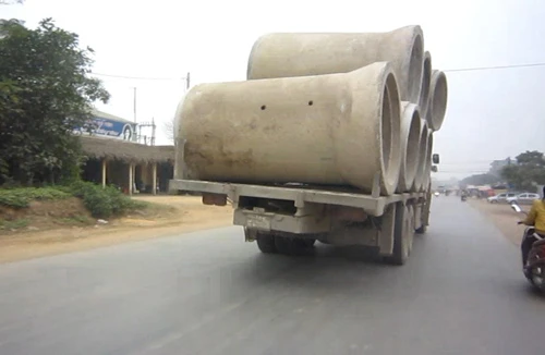 Ô tô tải “diễn xiếc” trên phố