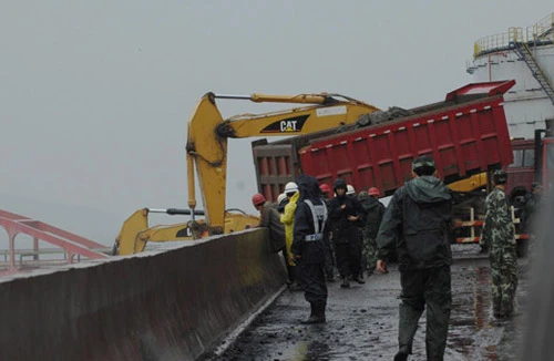Trung Quốc: Bão mạnh đe dọa rò rỉ hóa chất độc hại