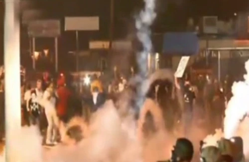 Bạo động bùng phát ở Mỹ, hàng trăm người tấn công cảnh sát