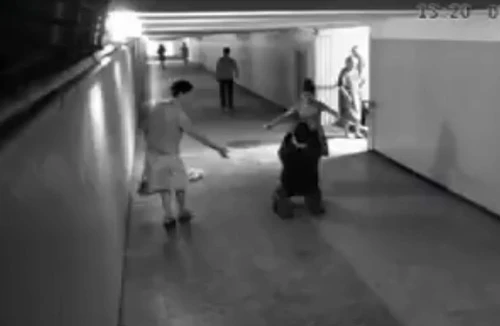 Xem cô gái trẻ tung đòn cực hiểm hạ gục tên cướp