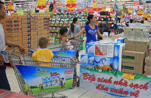 Hàng hóa dồi dào, vắng người mua