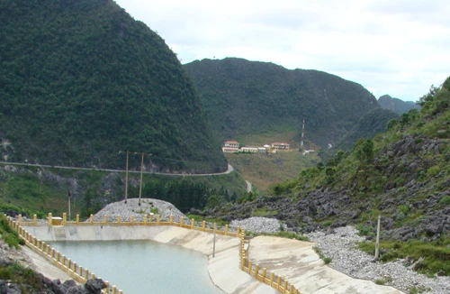 Tuyệt mỹ hồ treo trên núi