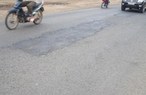 Vá đường, vá... mặt 