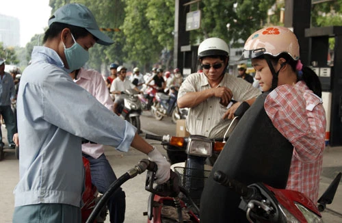 Tù mù giá xăng dầu