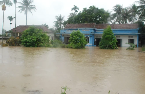 Lũ vẫn ở mức cao