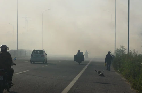 Đốt rác gây khói bụi