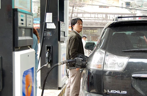 Vẫn giữ giá xăng, dầu