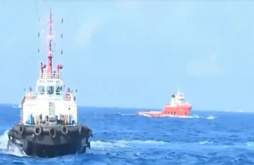 Cận cảnh tàu Việt Nam cơ động tránh va trạm tàu Trung Quốc