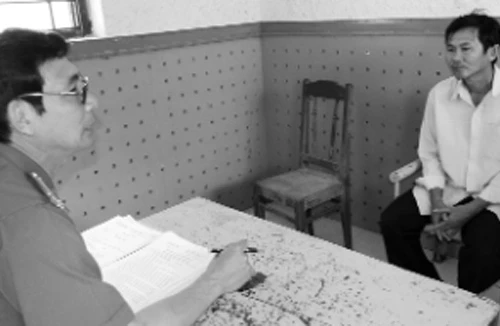 Cảnh sát “rởm” lừa cả tình, tiền 