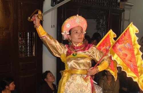 Mượn cớ "nhập đồng", áp vong lừa đảo