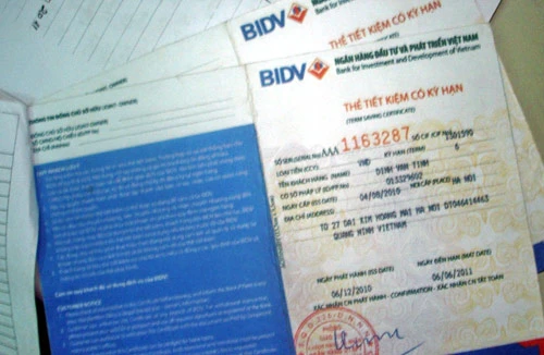 Dùng thẻ tiết kiệm giả rút tiền ngân hàng 