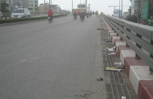 Bẩn quá, cầu vượt Ngã Tư Sở