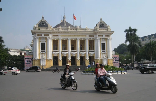 Trăm năm còn một chốn này