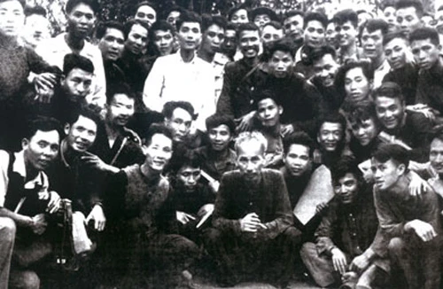 Về hội trường, sống lại kỷ niệm xưa