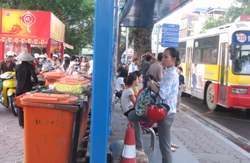 Rác “tấn công” nhà chờ xe buýt