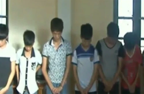 Tranh thủ nghỉ hè, học sinh ra bãi biển trộm cắp