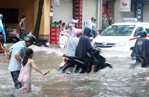 Mưa to, nội thành ngập cục bộ