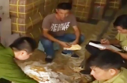 Găng tay y tế đã sử dụng được bày bán công khai