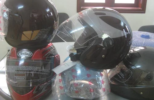 Kho có hơn 11.000 mũ bảo hiểm nhập lậu